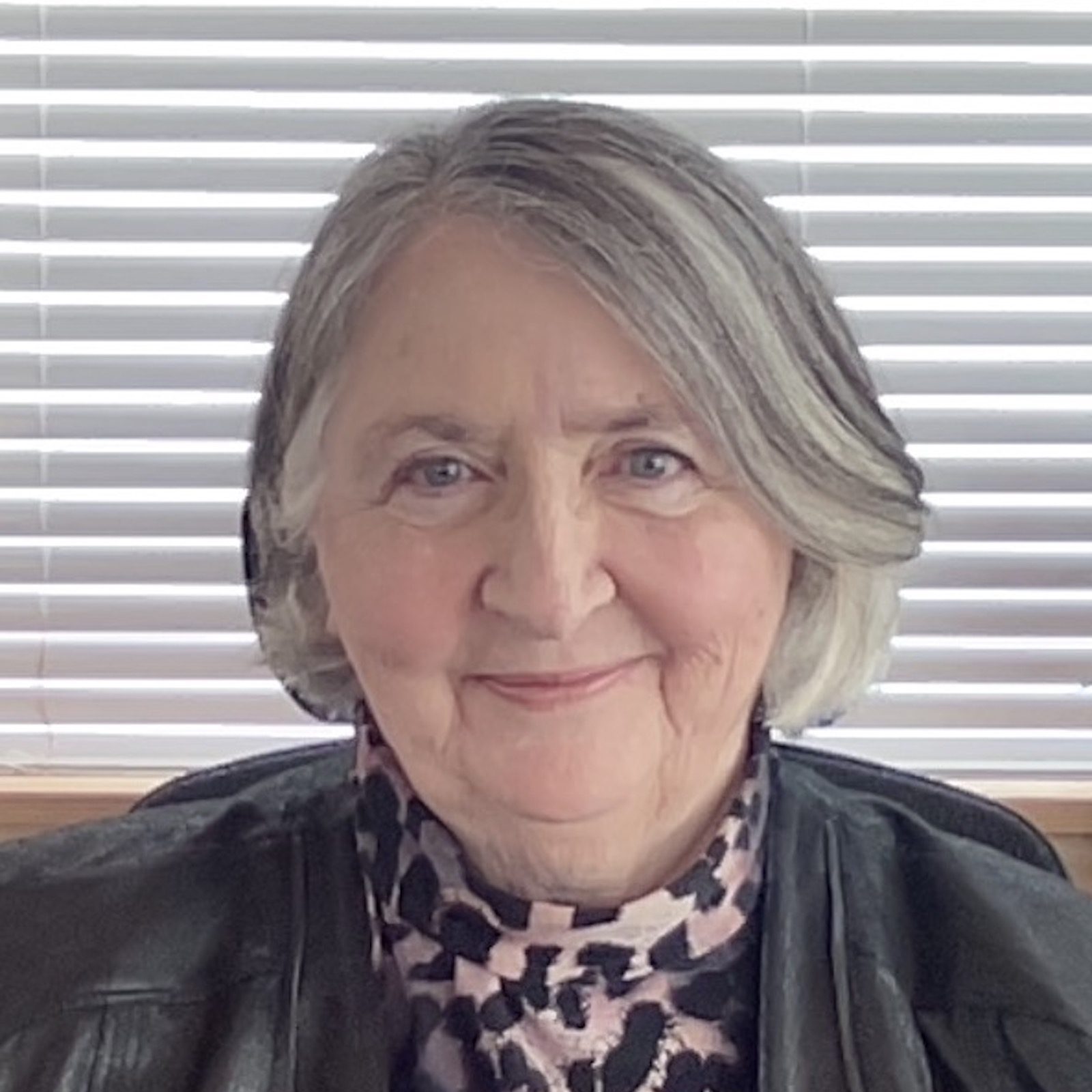 Lynn Fraser Headshot 2022 09 1600x1600